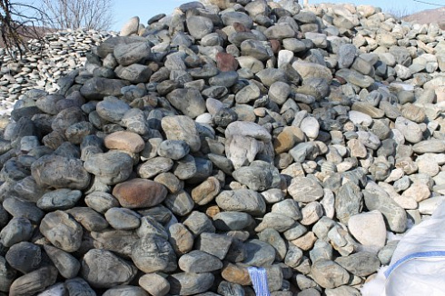 Kamenclub.ru: Ландшафтные валунчики фр.100-500 мм.  купить в Севастополе крупный природный камень серый, темно-серый, светло-серый речной валун крупный 4800 руб/т   фото КАМЕНЬ КЛУБ