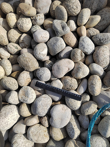Kamenclub.ru: Галька речная окат (серо-белая) фр. 70-120 мм купить  в Севастополе галька галечник бело-серая, серо-белая, серая, белая речная природная галька  8000 руб/т   фото КАМЕНЬ КЛУБ