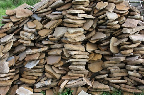 Kamenclub.ru: Песчаник колотый для облицовки (фр. 2-3 см)  купить в Севастополе песчаник бежевый серый рыжий песчаник строительный 5000 руб/т   фото КАМЕНЬ КЛУБ