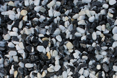 Kamenclub.ru: Мраморная крошка (щебень галтованный микс:белый-черный) фр.10-20 мм.  купить в Севастополе мрамор белый, черный окатанные округлые декоративные ландшафтные камни щебня 15500 руб/т   фото КАМЕНЬ КЛУБ