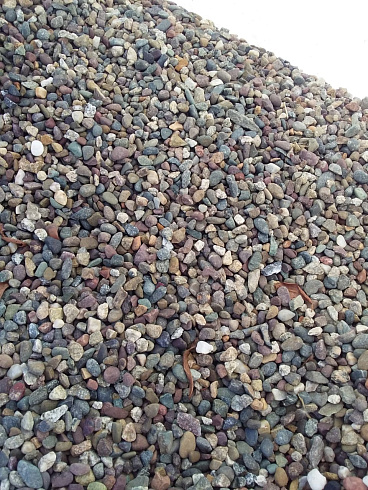 Kamenclub.ru: Галька речная окат цветная фр.5-10 мм. купить  в Севастополе галька речная белый, серый, красноватый, синий, темно-серый речная окатанная галька декоративная 6800 руб/т   фото КАМЕНЬ КЛУБ