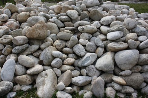 Kamenclub.ru: Бело-серый валунчик фр.100-300 мм.  купить в Севастополе крупный камень для ландшафта серый, белый бело-серый валун крупная галька 4500 руб/т   фото КАМЕНЬ КЛУБ