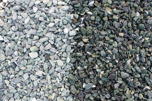 Kamenclub.ru: Мраморная крошка (щебень галтованный микс:зеленый-черный) фр.10-20 мм.  купить в Севастополе мрамор зеленый, черный декоративные ландшафтные окатанные округлые камни щебня 14500 руб/т   фото КАМЕНЬ КЛУБ