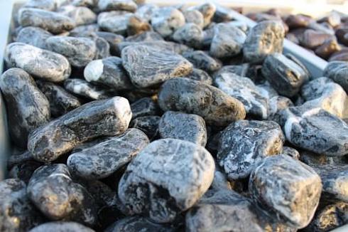 Kamenclub.ru: Щебень галтованный черный (мрамор) фр.20-40 мм.  купить в Севастополе мрамор черный с белыми прожилками мрамор окатанный округлый 15000 руб/т   фото КАМЕНЬ КЛУБ