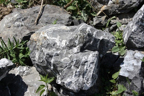 Kamenclub.ru: Черный мрамор скальник фр. 1000-1500 мм.  купить в Севастополе мрамор черный белый серый крупный колотый валун ландшафтный 9000 руб/т   фото КАМЕНЬ КЛУБ