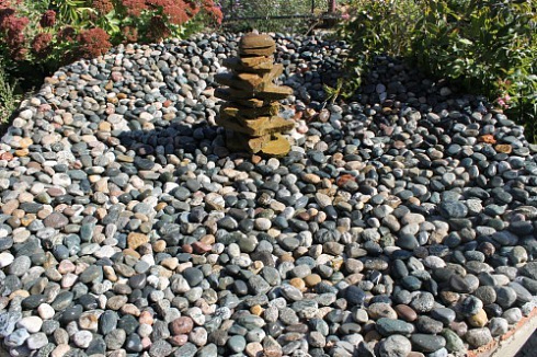 Kamenclub.ru: Галька окат (цветная картошка) фр. 50-100 мм. купить  в Севастополе галька природная окатанная серый белый цветной синий темно-серый коричневый округлый галечник окатанный 6800 руб/т   фото КАМЕНЬ КЛУБ