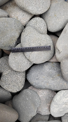 Kamenclub.ru: Галька речная плоская (темно-серая) фр. 70-150 мм. купить  в Севастополе галечник природный темно-серый серый синий речная плоская природная окатанная  9000 руб/т   фото КАМЕНЬ КЛУБ