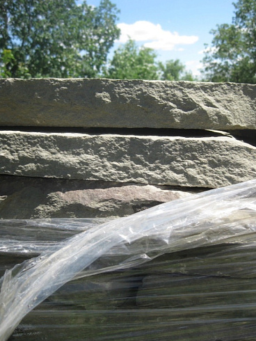 Kamenclub.ru: Песчаник пластушка серо-зеленый (3,0 см)  купить в Севастополе песчаник серо-зеленый, серый, зеленый песчаник пластушка колотый рваный ландшафтный 10200 руб/м3   фото КАМЕНЬ КЛУБ