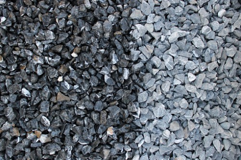 Kamenclub.ru: Щебень крошка черный (мрамор) фр. 10-20 мм.  купить в Севастополе мрамор черный с белыми прожилками, черный, белый каменная ландшафтная декоративная крошка щебня 11000 руб/т   фото КАМЕНЬ КЛУБ