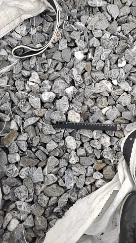 Kamenclub.ru: Щебень галтованный черный (мрамор) фр.40-70 мм.  купить в Севастополе мрамор черный с белыми прожилками, черный, белый щебень галтованный округлый 13500 руб/т   фото КАМЕНЬ КЛУБ