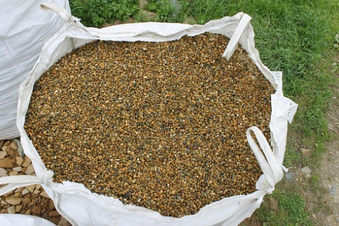 Kamenclub.ru: Галька окат (серо-желтая) фр.10-20 мм. купить  в Севастополе галька серо-желтая, рыжая, серый речная окатанная округлая галька 5000 руб/т   фото КАМЕНЬ КЛУБ