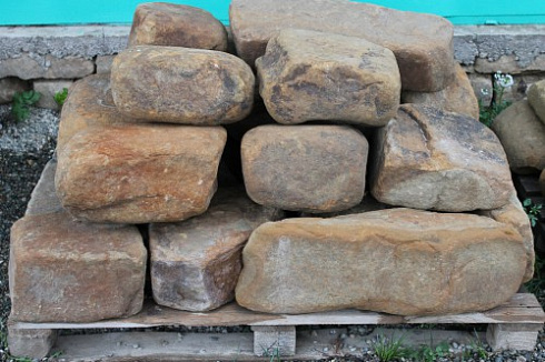 Kamenclub.ru: Песчаник для строительства и кладки (фр. 200-400 мм)  купить в Севастополе песчаник бежевый серый рыжий желтый блоки для строительства из песчаника 6500 руб/т   фото КАМЕНЬ КЛУБ