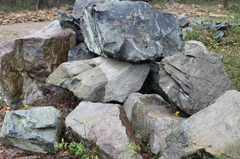 Kamenclub.ru: Змеевик скальник фр. 500-1500 мм.  купить в Севастополе змеевик зеленый серый черный глыба скальная колотая 7500 руб/т   фото КАМЕНЬ КЛУБ