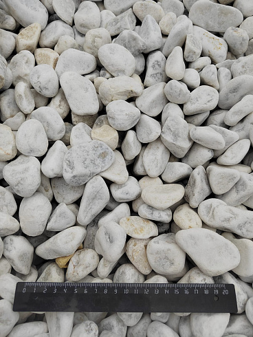 Kamenclub.ru: Мраморная крошка (щебень галтованный белый) фр.40-70 мм.  купить в Севастополе мрамор белый молочный айвори окатанный округлый природный камень 17000 руб/т   фото КАМЕНЬ КЛУБ