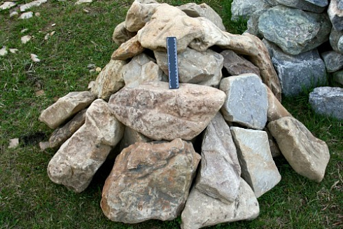 Kamenclub.ru: Песчаник декоративный ландшафтный (фр. 300-500 мм)  купить в Севастополе песчаник желтый рыжий серый зеленый валун речной окатанный природный песчаника 4 500 руб/т   фото КАМЕНЬ КЛУБ