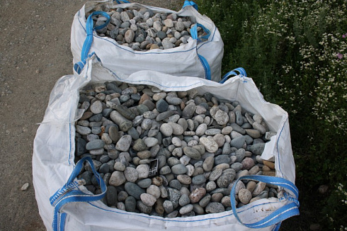 Kamenclub.ru: Галька речная окат (серая) фр.40-60 мм купить  в Севастополе галька речная серый бежевый рыжий коричневый округлый речной камень 5000 руб/т   фото КАМЕНЬ КЛУБ