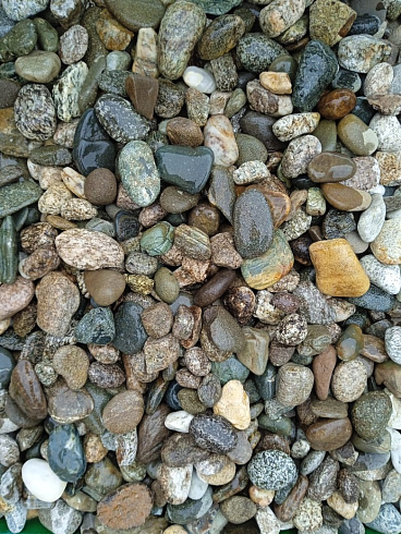 Kamenclub.ru: Галька горная речная окат (цветная) фр. 20-40 мм. купить  в Севастополе галька речная серый синий бежевый белый окатанная речная галька ландшафтная 6800 руб/т   фото КАМЕНЬ КЛУБ