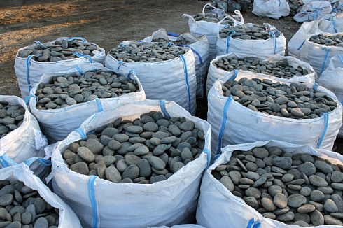 Kamenclub.ru: Галька речная плоская (темно-серая) фр. 100-200-300 мм. купить  в Севастополе галька речная плоская темно-серый, серый, синий речной галечник плоский 9000 руб/т   фото КАМЕНЬ КЛУБ