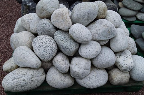 Kamenclub.ru: Бело-серый валунчик фр.100-300 мм.  купить в Севастополе крупный камень для ландшафта серый, белый бело-серый валун крупная галька 4500 руб/т   фото КАМЕНЬ КЛУБ