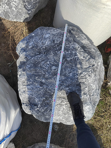 Kamenclub.ru: Черный мрамор скальник фр. 1000-1500 мм.  купить в Севастополе мрамор черный белый серый крупный колотый валун ландшафтный 9000 руб/т   фото КАМЕНЬ КЛУБ