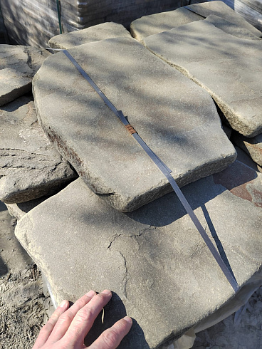 Kamenclub.ru: Песчаник пластушка светло-серый (3,0 см)  купить в Севастополе песчаник светло-серый, серый песчаник рваный ландшафтный колотый 13800 руб/м3   фото КАМЕНЬ КЛУБ