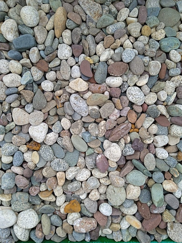 Kamenclub.ru: Галька горная речная окат (цветная) фр. 20-40 мм. купить  в Севастополе галька речная серый синий бежевый белый окатанная речная галька ландшафтная 6800 руб/т   фото КАМЕНЬ КЛУБ