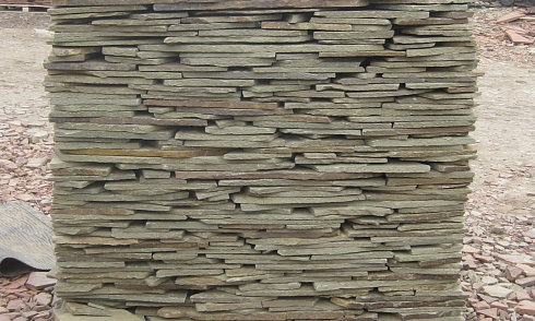 Kamenclub.ru: Песчаник пластушка серо-зеленый (3,0 см)  купить в Севастополе песчаник серо-зеленый, серый, зеленый песчаник пластушка колотый рваный ландшафтный 10200 руб/м3   фото КАМЕНЬ КЛУБ