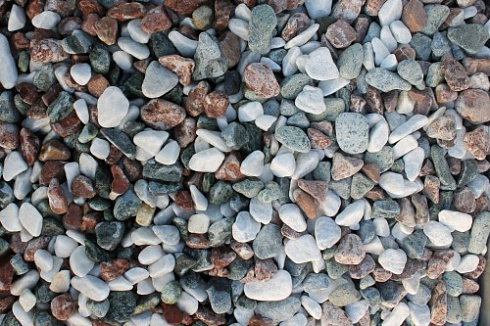 Kamenclub.ru: Мраморная крошка (щебень галтованный микс:белый-зеленый-розовый) фр.20-40 мм.  купить в Севастополе мрамор белый, зеленый, розовый мрамор декоративный (галтовка) 15500 руб/т   фото КАМЕНЬ КЛУБ