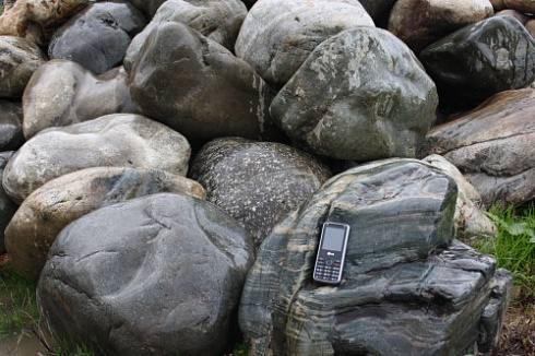 Kamenclub.ru: Речной валун Кабанчик фр.300-500 мм.  купить в Севастополе крупный природный камень галька серый, темно-серый речной валун галечник масштабный 7000 руб/т   фото КАМЕНЬ КЛУБ