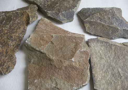 Kamenclub.ru: Песчаник пластушка "фонтанка" серо-зеленая (3,0-5,0 см)  купить в Севастополе песчаник серо-зеленая колотые плитки облицовочные пластушки 11400 руб/м3   фото КАМЕНЬ КЛУБ