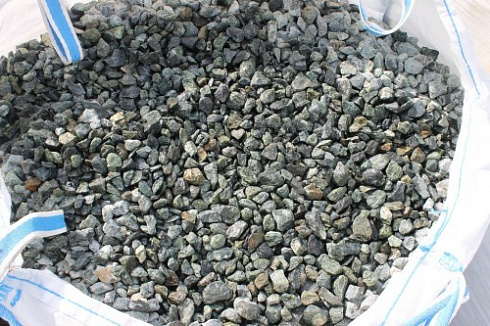 Kamenclub.ru: Щебень крошка зеленый (змеевик) фр. 20-40 мм.  купить в Севастополе мрамор зеленый, салатовый ландшафтная мраморная крошка 8500 руб/т   фото КАМЕНЬ КЛУБ