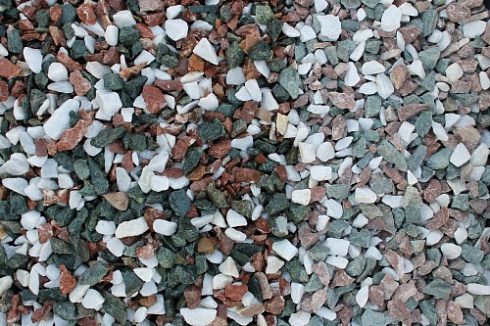 Kamenclub.ru: Мраморная крошка (щебень крошка микс: белый-зеленый-розовый) фр. 10-20 мм.  купить в Севастополе мрамор белый, зеленый, розовый декоративный ландшафтный колотый щебень 12000 руб/т   фото КАМЕНЬ КЛУБ