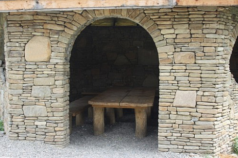 Kamenclub.ru: Песчаник для строительства и кладки блочный (фр 100-200 мм)  купить в Севастополе песчаник бежевый серый рыжий валун мелкий для строительства песчаник 6500 руб/т   фото КАМЕНЬ КЛУБ