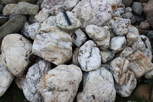 Kamenclub.ru: Кварцевый валунчик фр.100-300 мм.  купить в Севастополе кварц белый, бежевый молочный рыжий крупный природный камень галечник 7850 руб/т   фото КАМЕНЬ КЛУБ