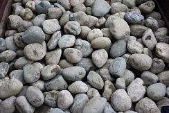 Kamenclub.ru: Речной валун (Ассорти) фр.100-300 мм.  купить в Севастополе галечник серый, темно-серый, светло-серый речная галька крупных размеров 4200 руб/т   фото КАМЕНЬ КЛУБ