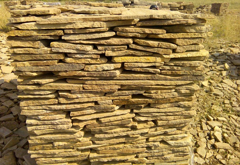 Kamenclub.ru: Песчаник пластушка желтый с разводом под дерево (2 см)  купить в Севастополе плитняк желтый с разводами, желтый, рыжий, серый песчаник пластушка рваная ландшафтная 11 000 руб/м3   фото КАМЕНЬ КЛУБ