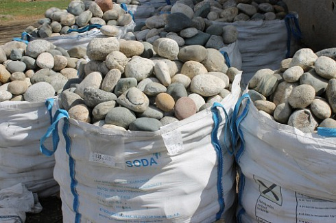 Kamenclub.ru: Речной валун (Ассорти) фр.100-300 мм.  купить в Севастополе галечник серый, темно-серый, светло-серый речная галька крупных размеров 4200 руб/т   фото КАМЕНЬ КЛУБ