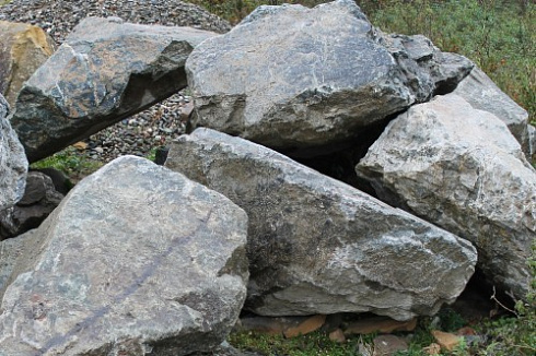 Kamenclub.ru: Змеевик скальник фр. 500-1500 мм.  купить в Севастополе змеевик зеленый серый черный глыба скальная колотая 7500 руб/т   фото КАМЕНЬ КЛУБ