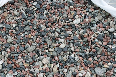 Kamenclub.ru: Мраморная крошка (щебень галтованный микс:: серый-зеленый-розовый) фр.10-20 мм.  купить в Севастополе мрамор серый, зеленый, розовый щебень окатанный округлый декоративный ландшафтный 15500 руб/т   фото КАМЕНЬ КЛУБ
