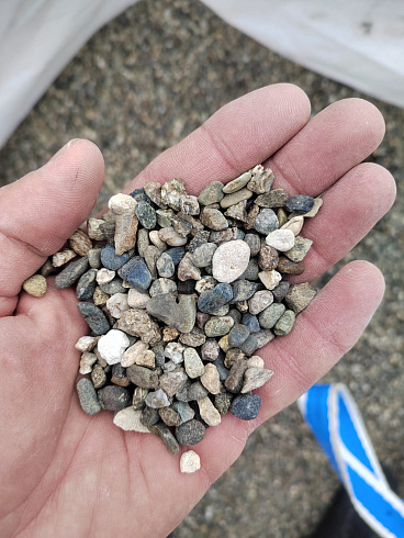 Kamenclub.ru: Галька речная окат (серая) фр.5-10 мм купить  в Севастополе галька речная серая, серый, темно-серый, светло-серый, коричневый речная окатанная галька декоративная ландшатфная 5000 руб/т   фото КАМЕНЬ КЛУБ
