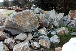 Kamenclub.ru: Гранит скальник (серо-зеленый) фр. 500-1500 мм.  купить в Севастополе гранит мрамор  серый зеленый темно-серый глыба скальная колотая ландшафтная 7 500 руб/т   фото КАМЕНЬ КЛУБ