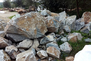 Kamenclub.ru: Гранит скальник (серо-зеленый) фр. 500-1500 мм.  купить в Севастополе гранит мрамор  серый зеленый темно-серый глыба скальная колотая ландшафтная 7 500 руб/т   фото КАМЕНЬ КЛУБ