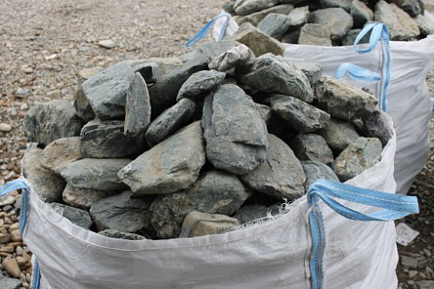 Kamenclub.ru: Гранит скальник (серо-зеленый) фр. 100-500 мм.  купить в Севастополе гранит зеленый, серый, салатовый крупный ландшафтный валун 6 000 руб/т   фото КАМЕНЬ КЛУБ