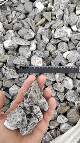 Kamenclub.ru: Щебень галтованный черный (мрамор) фр.40-70 мм.  купить в Севастополе мрамор черный с белыми прожилками, черный, белый щебень галтованный округлый 13500 руб/т   фото КАМЕНЬ КЛУБ