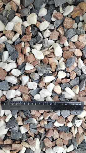 Kamenclub.ru: Мраморная крошка (щебень галтованный микс:белый-зеленый-розовый) фр.20-40 мм.  купить в Севастополе мрамор белый, зеленый, розовый мрамор декоративный (галтовка) 15500 руб/т   фото КАМЕНЬ КЛУБ