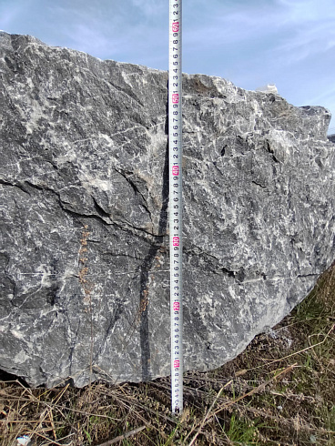 Kamenclub.ru: Черный мрамор скальник фр. 1000-1500 мм.  купить в Севастополе мрамор черный белый серый крупный колотый валун ландшафтный 9000 руб/т   фото КАМЕНЬ КЛУБ