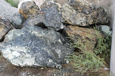 Kamenclub.ru: Змеевик скальник фр. 500-1500 мм.  купить в Севастополе змеевик зеленый серый черный глыба скальная колотая 7500 руб/т   фото КАМЕНЬ КЛУБ