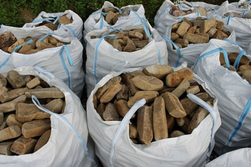 Kamenclub.ru: Песчаник для строительства и кладки блочный (фр 100-200 мм)  купить в Севастополе песчаник бежевый серый рыжий валун мелкий для строительства песчаник 6500 руб/т   фото КАМЕНЬ КЛУБ