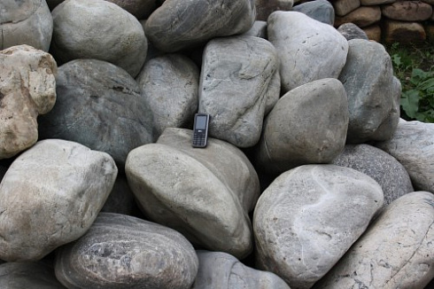 Kamenclub.ru: Речной валун Кабанчик фр.300-500 мм.  купить в Севастополе крупный природный камень галька серый, темно-серый речной валун галечник масштабный 7000 руб/т   фото КАМЕНЬ КЛУБ