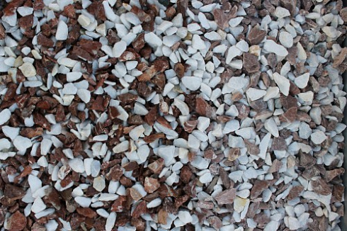 Kamenclub.ru: Мраморная крошка (щебень крошка микс: белый-розовый) фр. 10-20 мм.  купить в Севастополе мрамор белый, розовый каменный декоративный ландшафтный щебень 12000 руб/т   фото КАМЕНЬ КЛУБ